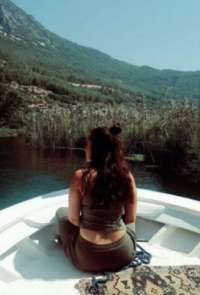 Mersin Kostümlü Escort'tan Zarif ve Yetenekli Bayan Sunumu